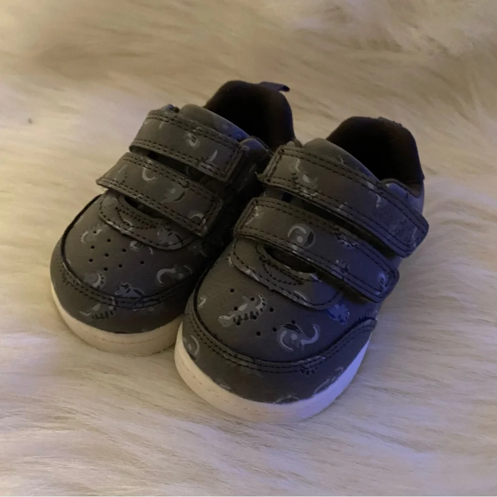 Carter’s Shoes Boys Size 4M Slip On‎ New With Out Tag Gray